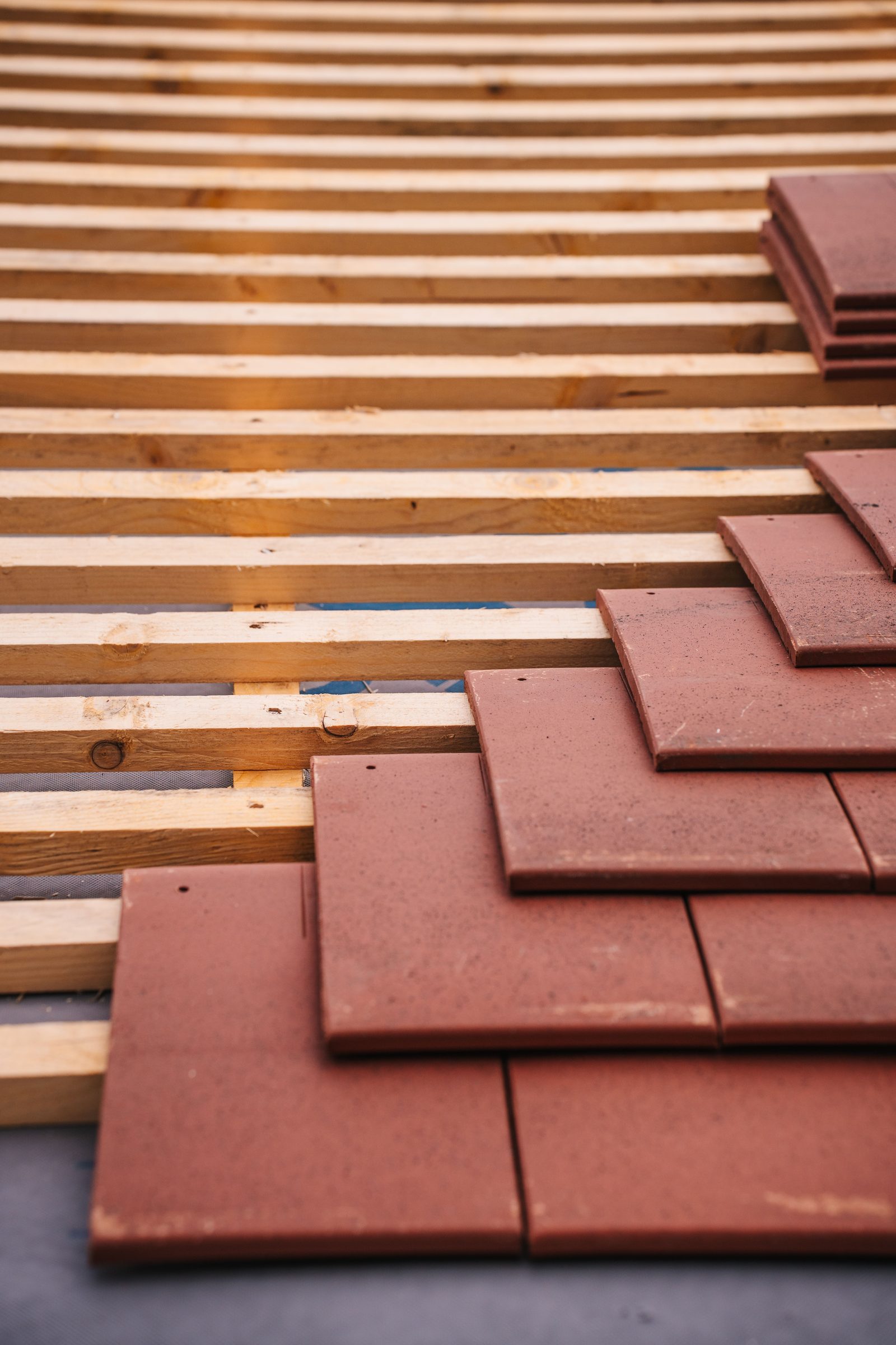 Pose de tuiles sur une toiture